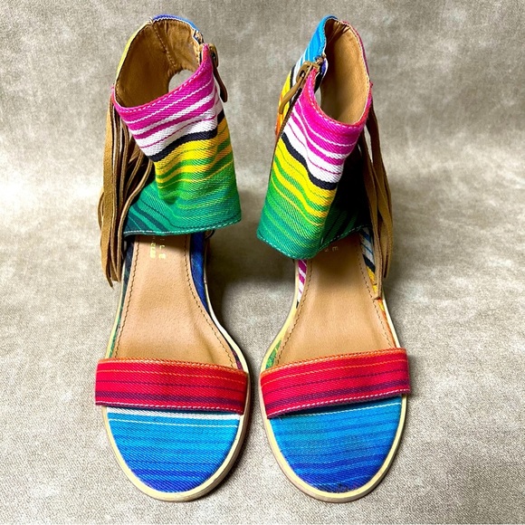 Very Volatile Serape Fringe Sandals -
Size 8 - Picture 4 of 7